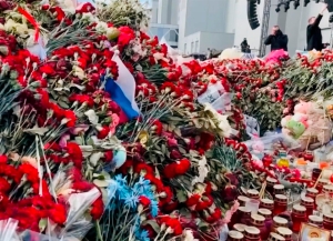 Алхас Квициниа принял участие в церемонии возложения цветов к стихийному мемориалу у комплекса «Крокус Сити Холл»