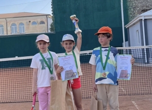 Адель Папба и Мира Матуа стали победительницами в детском теннисном турнире «Красный мяч»      