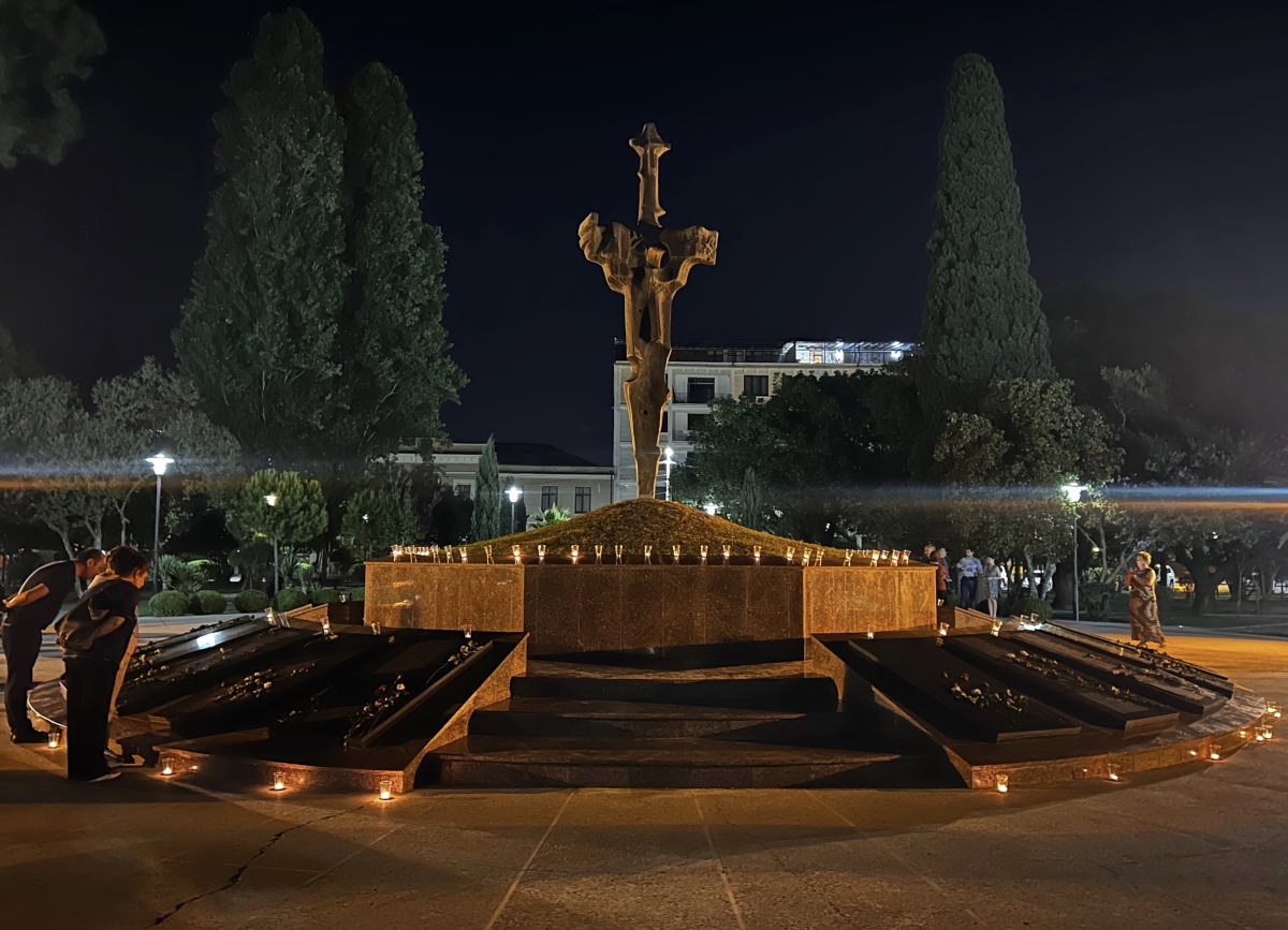 В Парке Славы зажгли поминальные свечи на могилах воинов