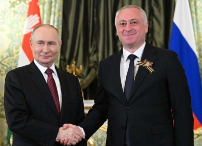 Бадра Гунба поздравил Владимира Путина и народ России с Днём России