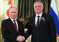 Бадра Гунба поздравил Владимира Путина и народ России с Днём России