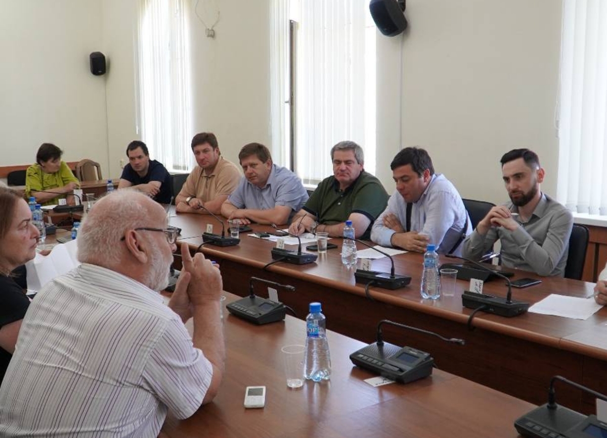 Проблемы сохранения абхазского языка обсудили в профильном комитете Парламента