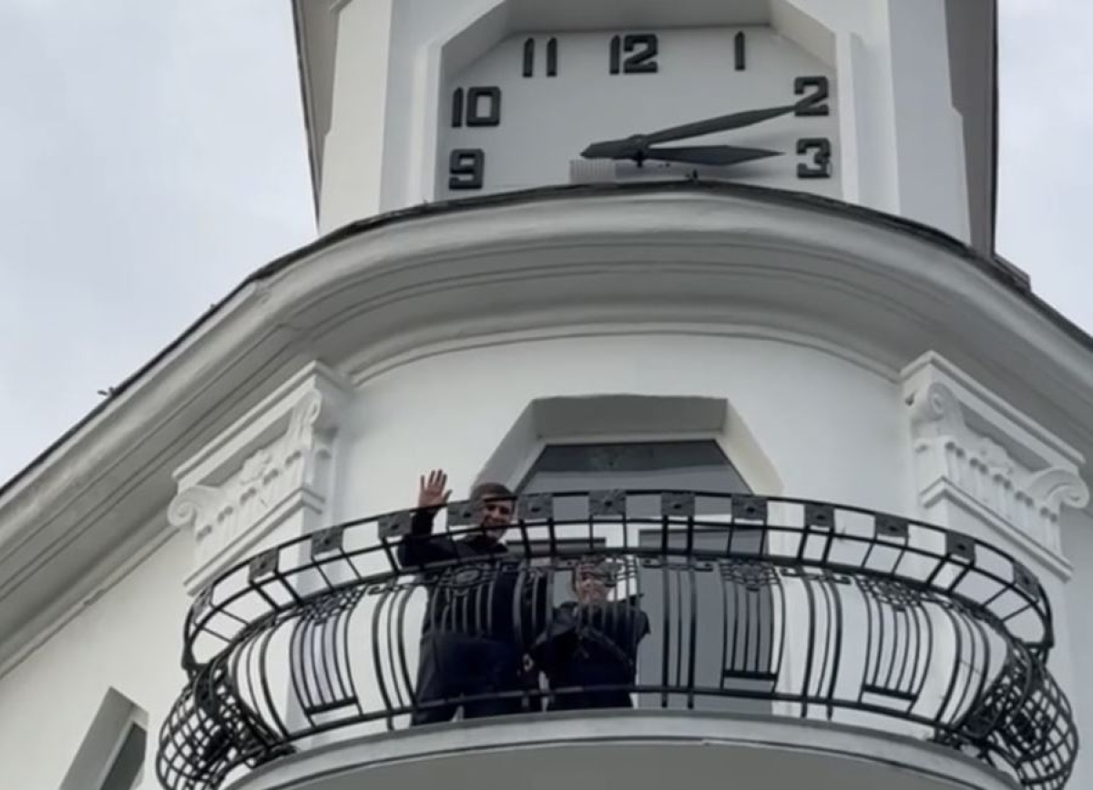 Замглавы Администрации Сухума Константин Тарба провел ознакомительную экскурсию для школьницы Николь Кварцхава