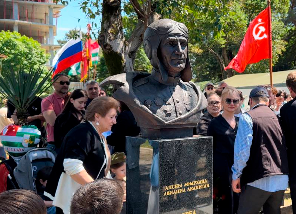 Памятник Герою Великой Отечественной войны – лётчику Киазыму Агрба открыли в Сухуме