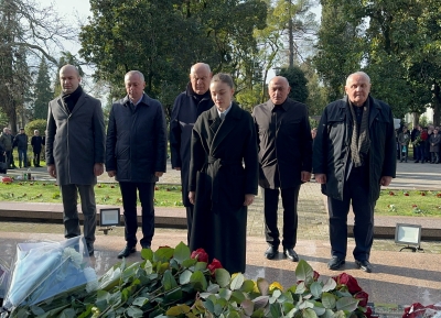 Руководство страны возложило цветы к памятнику жертвам Латской трагедии