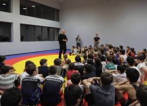 Илегендатәу аспортсмен Алеқсандр Карелин Лыхны ақыҭан аҟазара-акласс мҩаԥигеит.