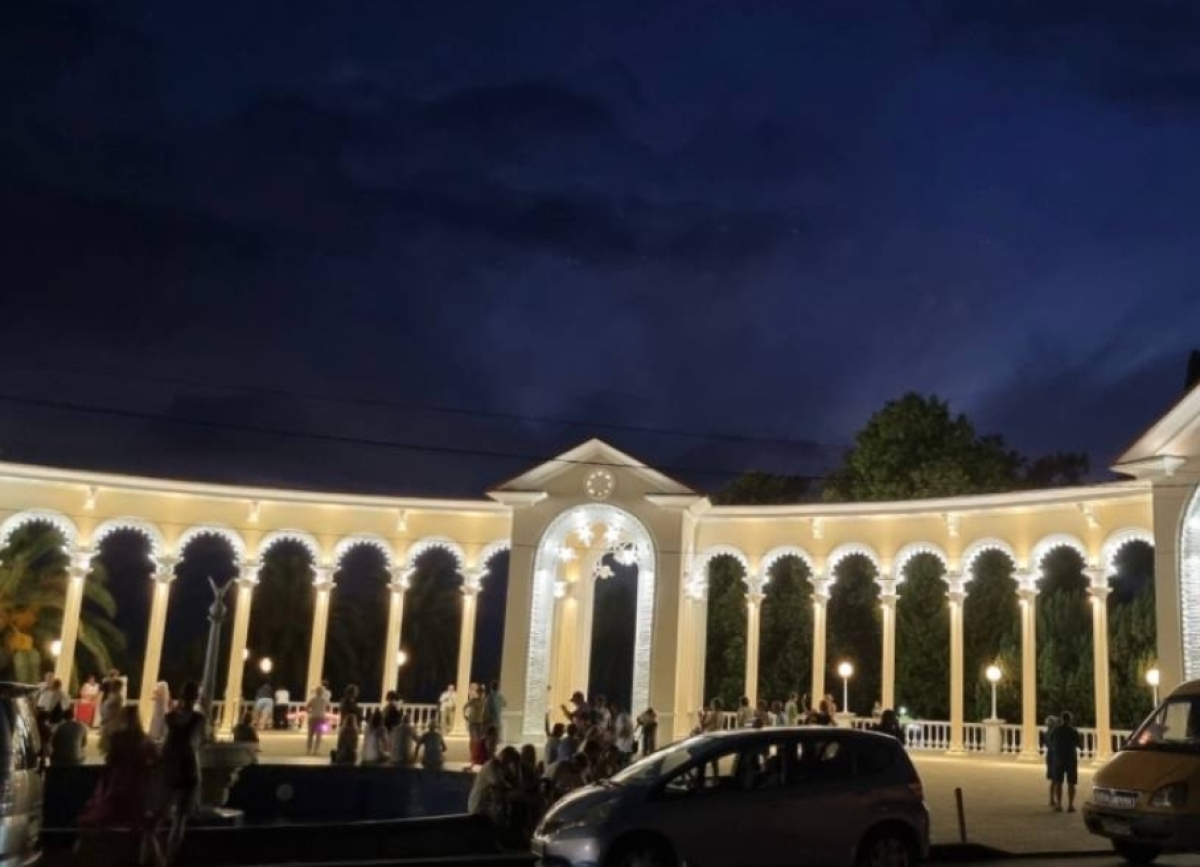 Визитная карточка города-курорта: гагрской Колоннаде – 70 лет