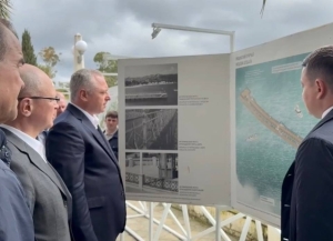 Бадра Гунба и Сергей Кириенко осмотрели набережную Сухума