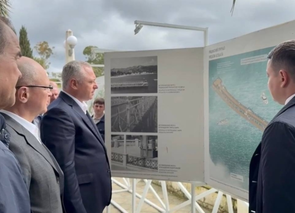 Бадра Гунба и Сергей Кириенко осмотрели набережную Сухума