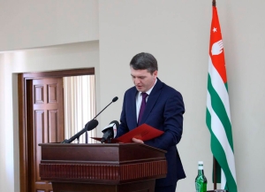 Аслан Бжания поздравил налоговых работников по случаю 30-й годовщины со дня основания налоговых органов Абхазии