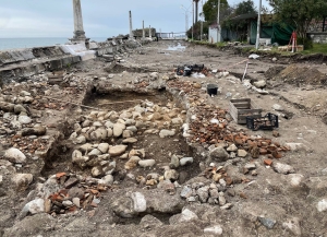 Новые артефакты найдены в ходе раскопок на набережной в Сухуме