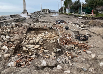 Новые артефакты найдены в ходе раскопок на набережной в Сухуме