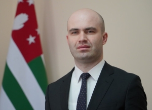 Ашәба Лаша адипломатиатә маҵзура аусзуҩцәа Аԥсны Аҳәынҭқарра адәныҟатәи аусқәа Рминистрра 30-шықәса ахыҵра амш рыдиныҳәалеит.