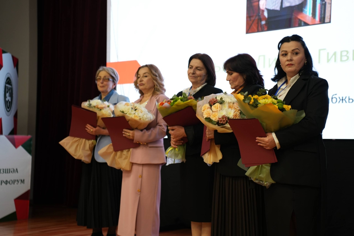 Учителям, подготовившим победителей олимпиады по абхазскому языку, вручили сертификаты
