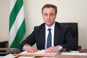 Владимир Делба поздравил сотрудников Миграционной службы с профессиональным праздником