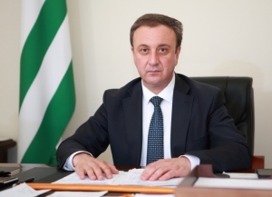 Владимир Делба поздравил сотрудников миграционной службы с профессиональным праздником