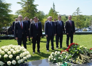 Бадра Гунба возложил цветы к могиле первого президента Владислава Ардзинба