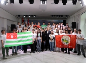 Алеқсандр Беглов Аԥснынтәи иааз ашколхәыҷқәеи аколлеџь астудентцәеи дырԥылеит.