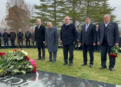 Руководство Абхазии возложило цветы к могиле Владислава Ардзинба