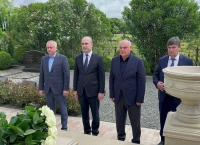 Аслан Бжания возложил цветы к могиле второго президента Сергея Багапша  