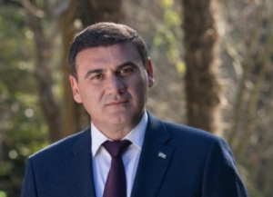 Беслан Бигәаа «Иаку асоциалтә шәахтә азы» Аԥсны Аҳәынҭқарра Азакәан апроект аиӷьтәра иазку Аусуратә гәыԥ ахантәаҩыс дыҟоуп.