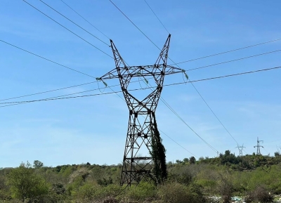 Электрики восстанавливают поврежденные электросети