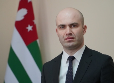 Лаша Ашәба: Аԥсны Аҳәынҭқарра Аконституциа ианыԥшуеит ажәлар ззықәԥо ахықәкы хадақәа – аҩныҵҟатә гәҭынчреи, ауаҩы изинқәеи, ихақәиҭрақәеи, атәылауаҩратә ҭынчреи аҳәоуеиқәшәареи.