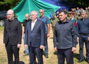 Бадра Гунба возложил цветы к памятнику погибшим бойцам батальона «Горец» на горе Ахбюк