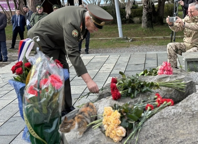 В День защитника Отечества к памятнику Неизвестному солдату в Сухуме возложили цветы