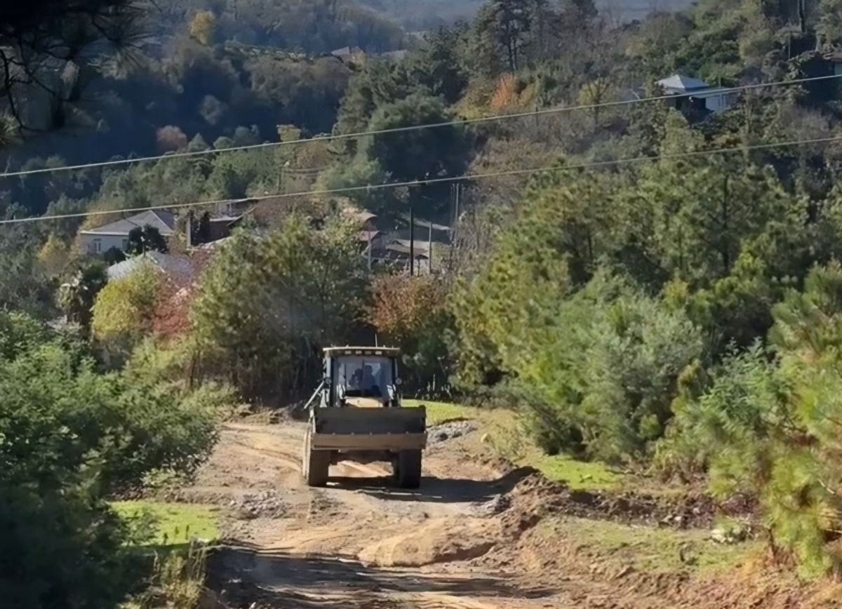 Дорожное покрытие, поврежденное стихией, восстанавливают в Гулрыпшском районе
