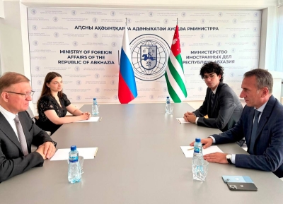 Адәныҟатәи аусқәа рминистр Олег Барцыц жәлар рдипломатиа Ацентр адиректор хада, жәларбжьаратәи аусқәа рзы Аҳәынҭқарратә Дума аилак алахәыла Дмитри Савельев диԥылеит