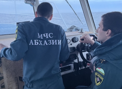 Сотрудники ГИМС и экологической прокуратуры проинспектировали акваторию моря от Сухумской бухты до озера Скурча