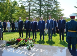 Бадра Гунба возложил цветы к Мемориалу первого президента Владислава Ардзинба