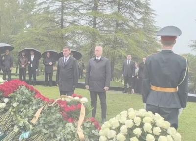 Бадра Гунба возложил цветы к мемориалу первого президента Владислава Ардзинба