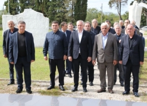 Бадра Гәынба Лыхны Аԥсадгьыл ахьчараз иҭахаз Рмемориал амҵан ашәҭшьыҵәрақәа шьҭеиҵеит.