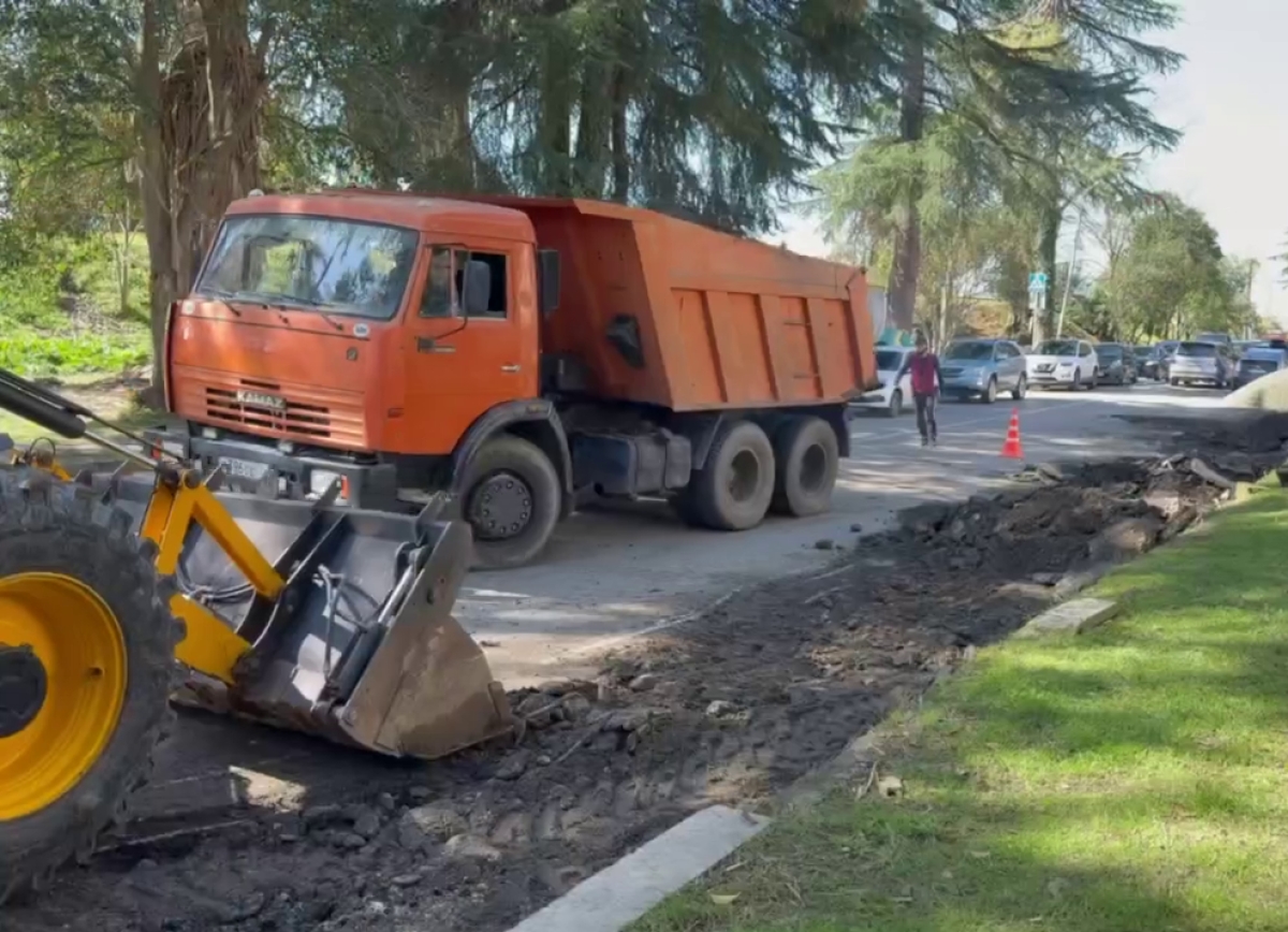 Благоустраивается улица Дзидзария в Сухуме